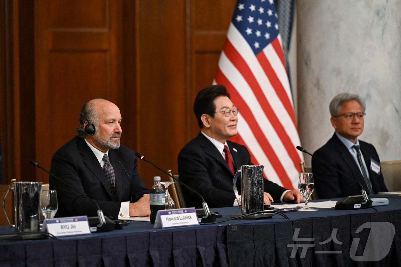 이재명 대통령이 25일&#40;현지시간&#41; 미국 워싱턴DC 윌라드 호텔에서 열린 한미 비즈니스 라운드 테이블에서 발언하고 있다. 왼쪽부터 하워드 러트닉 미국 상무장관, 이 대통령, 젠슨 황 엔비디아 최고경영자. ⓒ 로이터=뉴스1 ⓒ News1 신웅수 기자