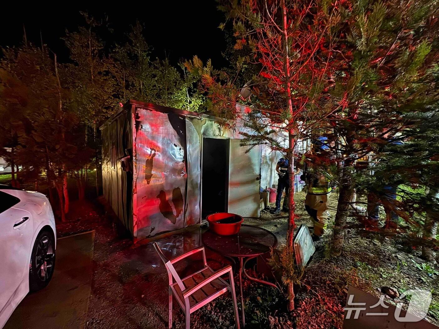 본문 이미지 - 홍천 서면 생활형숙박시설 관리동 화재 현장.(강원도소방본부 제공, 재판매 및 DB 금지) 2025.8.26/뉴스1