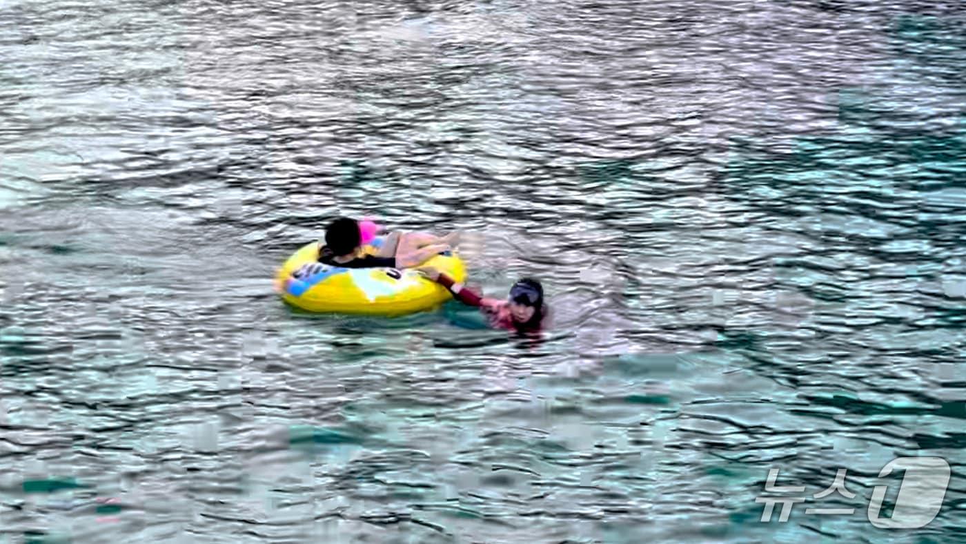 지난 25일 저녁 강원 고성 현내면 마차진리 해상 표류사고 구조현장.(속초해경 제공, 재판매 및 DB 금지) 2025.8.26/뉴스1