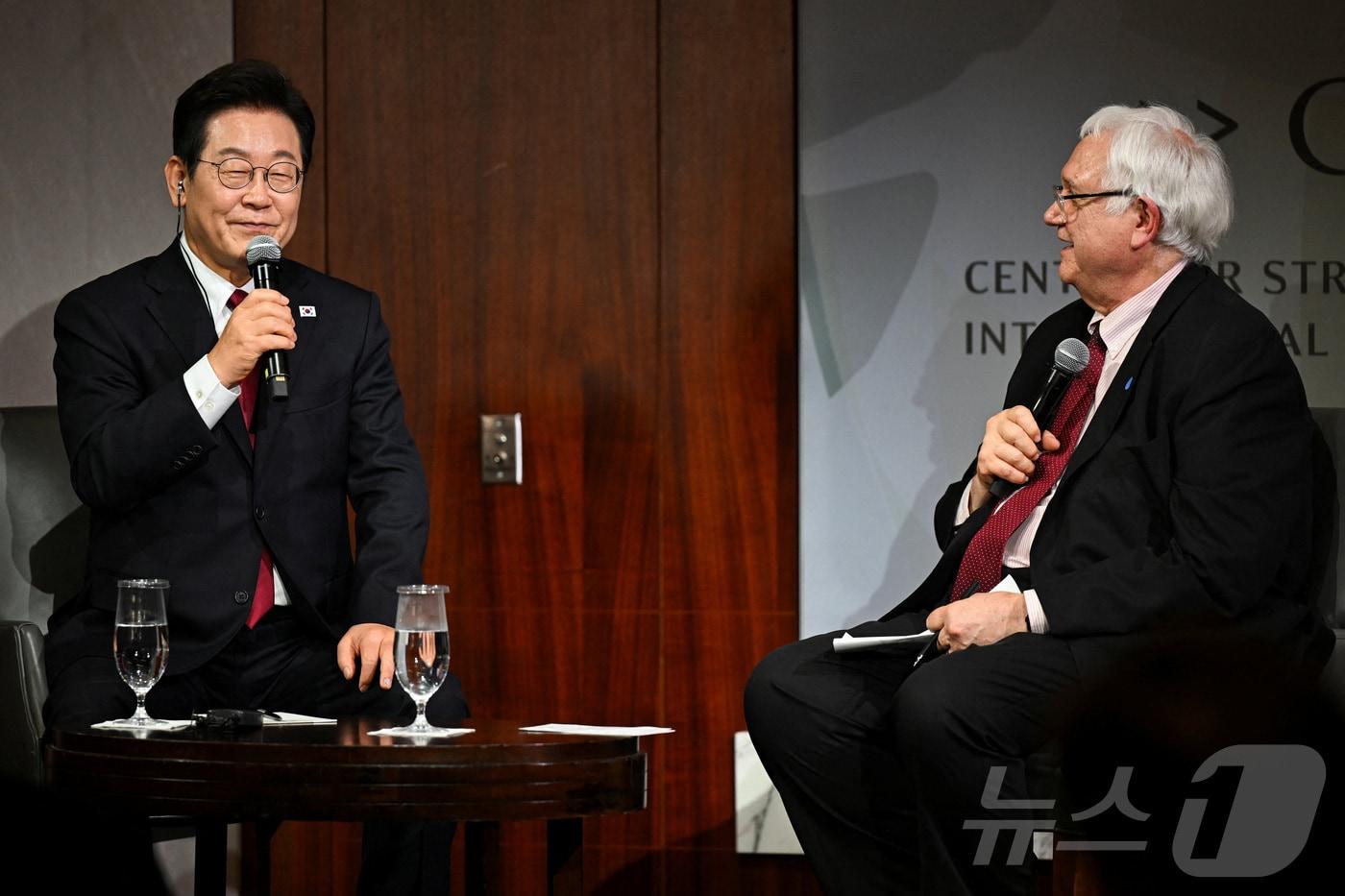 이재명 대통령이 25일(현지시간) 미국 워싱턴 DC 전략국제문제연구소(CSIS)에서 연설을 마친 후 존 햄리 CEO의 질문에 답변하고 있다. ⓒ 로이터=뉴스1 ⓒ News1 신웅수 기자