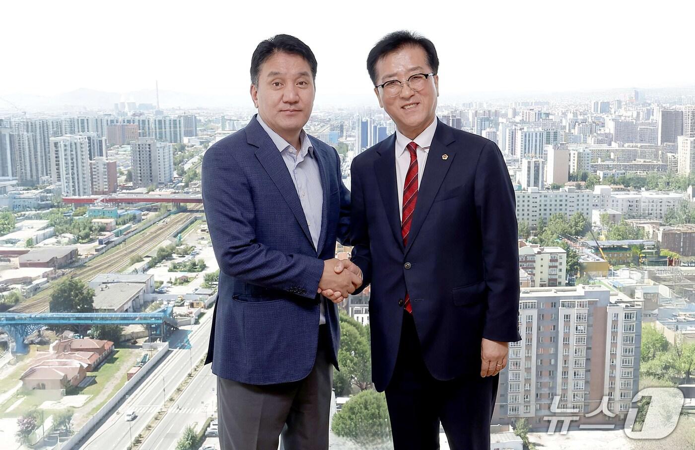 대전시의회 대표단이 몽골 공식 방문 첫 일정으로 몽골 국회와 울란바토르시의회를 차례로 방문했다. 조원휘 의장, 간바타르 의원이 기념촬영하고 있다. (대전시의회 제공. 재판매 및 DB금지)2025.8.26/뉴스1