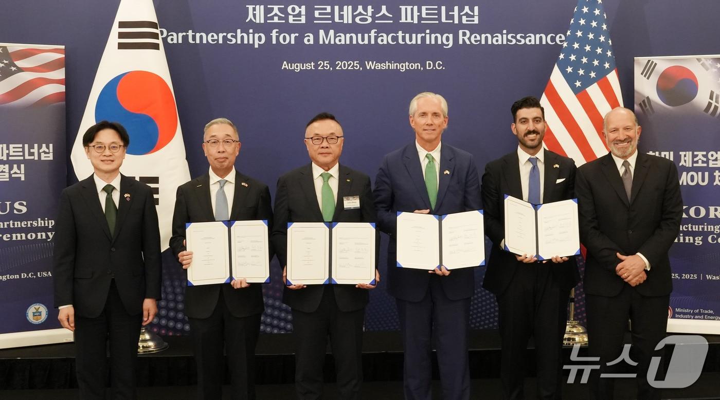 25일&#40;현지시각&#41; 미국 워싱턴 D.C.에서 ‘한미 비즈니스 라운드 테이블’ 직후 진행된 SMR 사업협력을 위한 양해각서&#40;MOU&#41; 체결식에서 참석자들이 기념촬영을 하고 있다. 왼쪽부터 김정관 산업통상자원부 장관, 박지원 두산에너빌리티 회장, 황주호 한수원 사장, 클레이 셀&#40;Clay Sell&#41; 엑스-에너지 CEO, 레이 포코우리&#40;Ray Fakhoury&#41; AWS 에너지정책 관리자, 하워드 러트닉&#40;Howard Lutnick&#41; 미국 상무부 장관.&#40;두산에너빌리티 제공&#41;