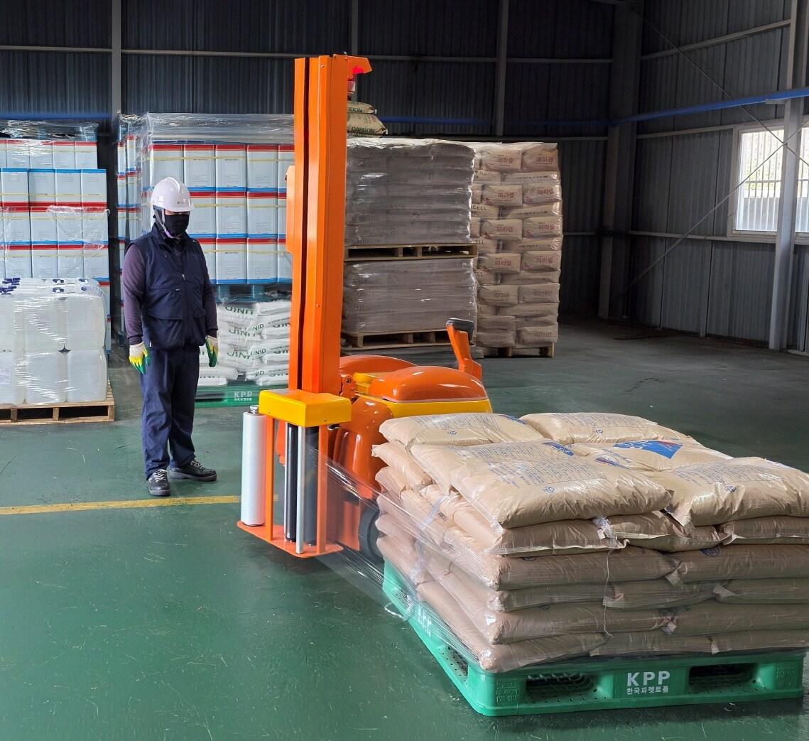 본문 이미지 - LG화학이 지원한 이동식 랩핑기로 (주)부승화학 직원이 제품을 포장하고 있다.ⓒ 뉴스1