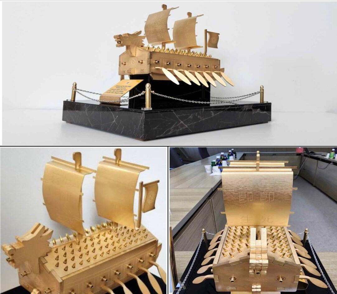 본문 이미지 - 이재명 대통령이 트럼프 대통령에게 선물한 금속 거북선.(대통령실 제공)