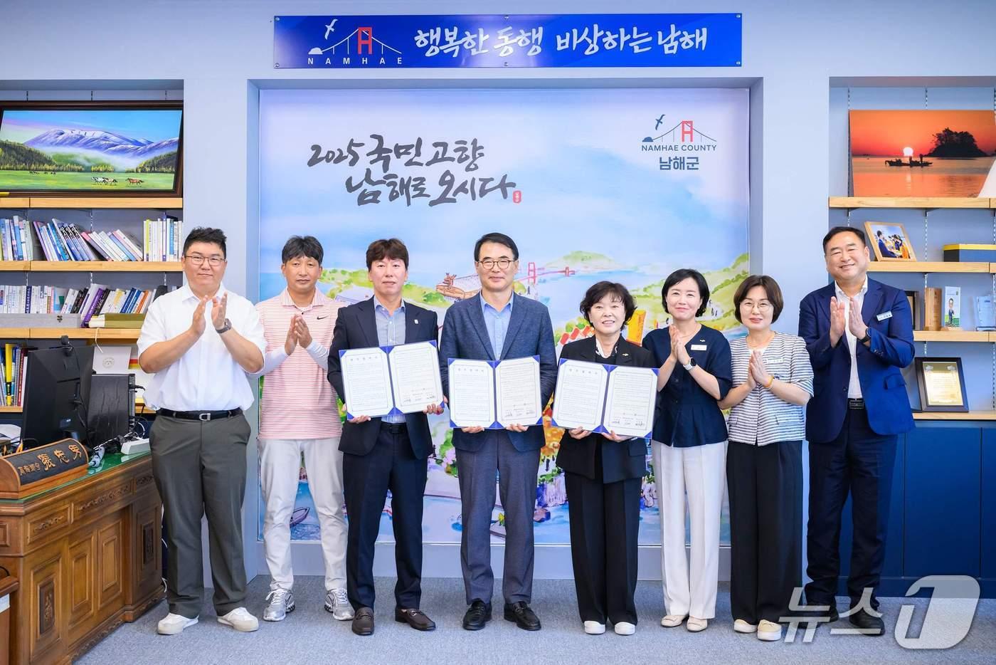 남해군과 보물섬남해스포츠클럽, 남해교육지원청이 보물섬남해스포츠클럽 회원선수 지원을 위한 업무협약을 체결하고 있다.(남해군 제공. 재판매 및 DB금지)