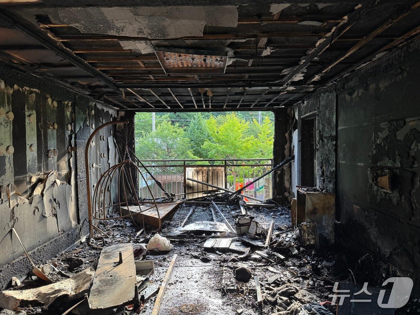 본문 이미지 - 불이 난 아파트 내부.(경남소방본부 제공. 재판매 및 DB금지)