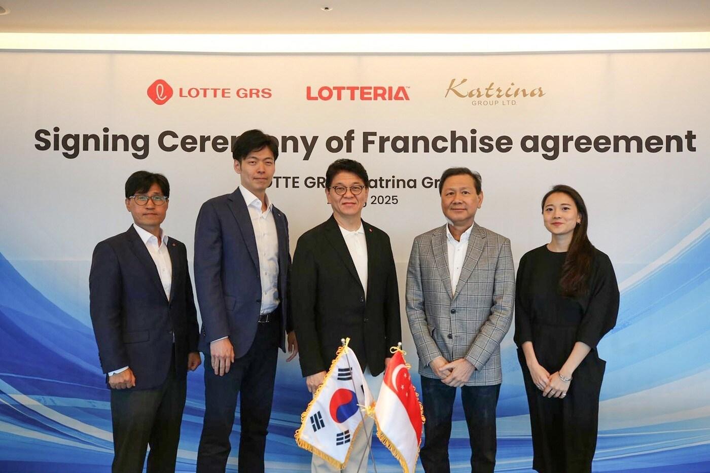 지난 25일 롯데월드타워에서 열린 마스터 프랜차이즈 계약식에 참석한 이권형 롯데GRS 글로벌사업부문 상무, 신유열 롯데지주 미래성장실장&#40;부사장&#41;, 차우철 롯데GRS 대표이사, 카트리나 그룹 알란 고 대표, 크리스탈 고 이사&#40;왼쪽부터&#41;가 기념 촬영을 하고 있다&#40;롯데GRS 제공&#41;.