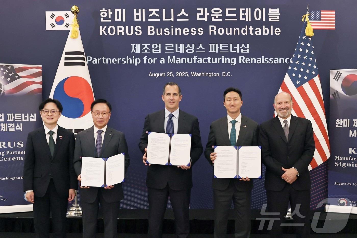 HD현대가 25일(현지시간) 미국 워싱턴DC에서 한국산업은행, 미국 사모펀드 서버러스 캐피탈과 '한미 조선산업 공동 투자 프로그램 조성을 위한 양해각서(MOU)'를 체결했다. 사진 왼쪽부터 김정관 산업통상자원부 장관, 김복규 한국산업은행 수석부행장, 프랭크 브루노 서버러스 캐피탈 최고경영자, 정기선 HD현대 수석부회장, 하워드 러트닉 미국 상무부 장관 2025.8.26/뉴스1 ⓒ News1 박종홍 기자