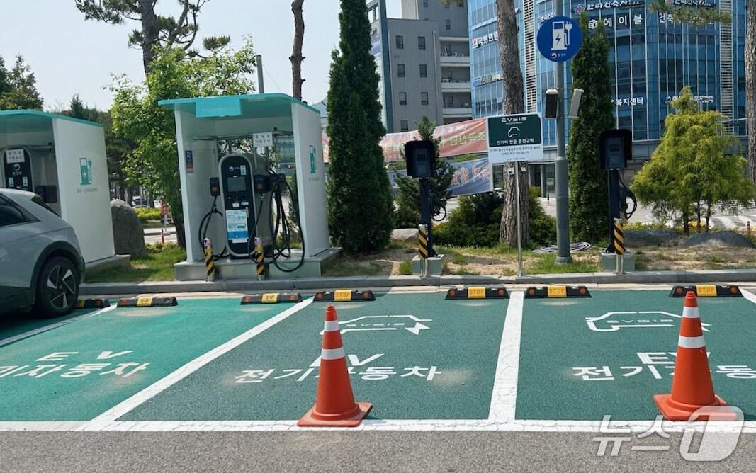 본문 이미지 - 예산군청 전기자동차 충전구역 현장 모습. (예산군 제공. 재판매 및 DB금지)2025.8.26/뉴스1