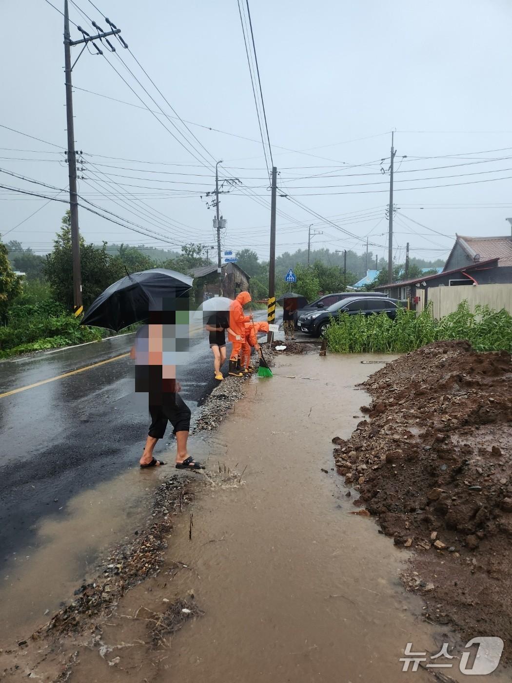 본문 이미지 - 26일 오전 7시 5분께 전북 군산시 회현면에서 많은 비로 인해 하수가 막혀 도로가 침수됐다.(전북소방본부 제공. 재판매 및 DB금지)