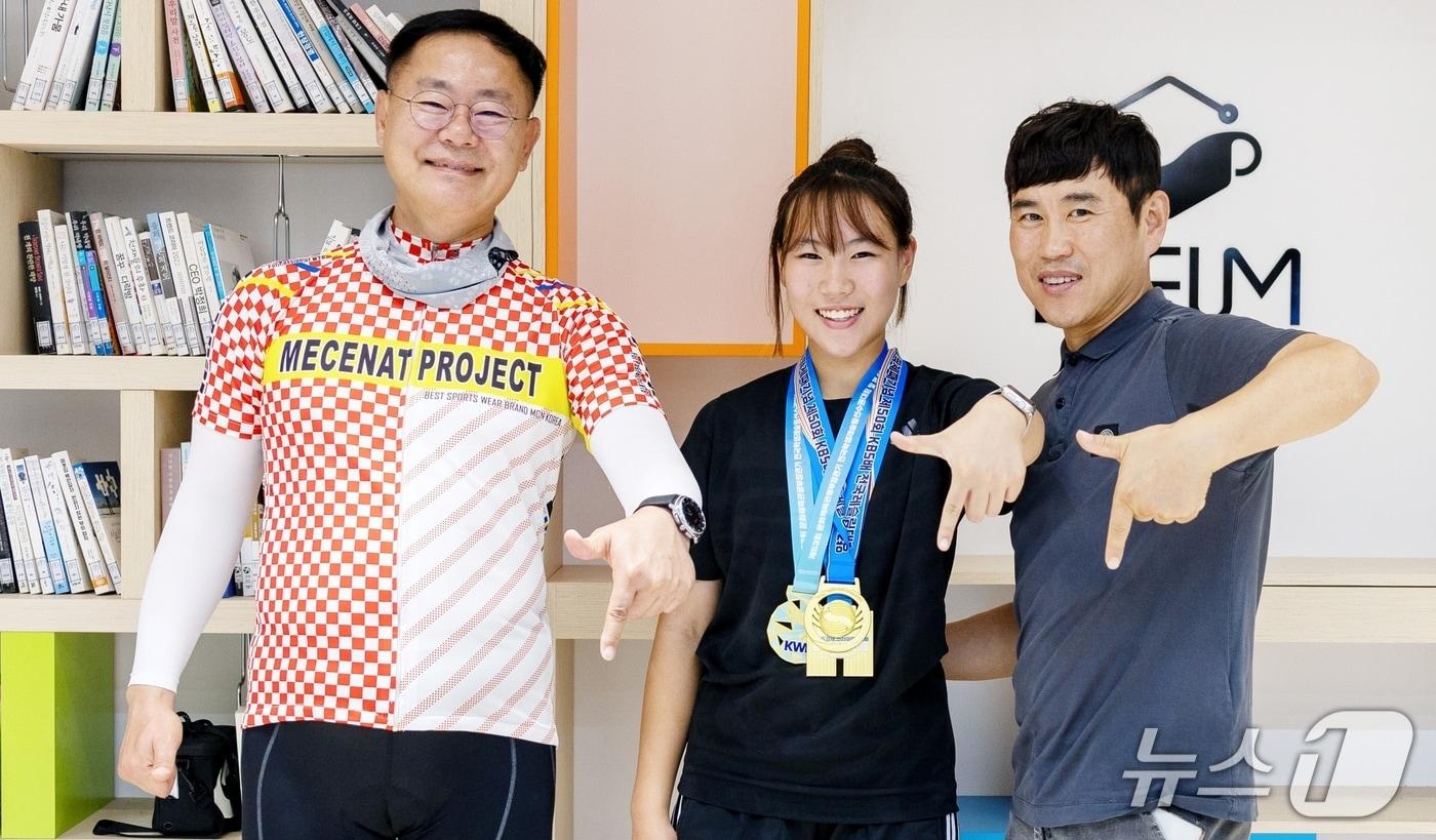 김재욱 칠곡군수&#40;왼쪽&#41;가 전국레슬링대회 3연속 우승을 차지한 임하경 양&#40;가운데&#41;을 격려하고 있다. 오른쪽은 아버지 임종구 씨. &#40;칠곡군 제공. 재판매 및 DB금지&#41;/뉴스1