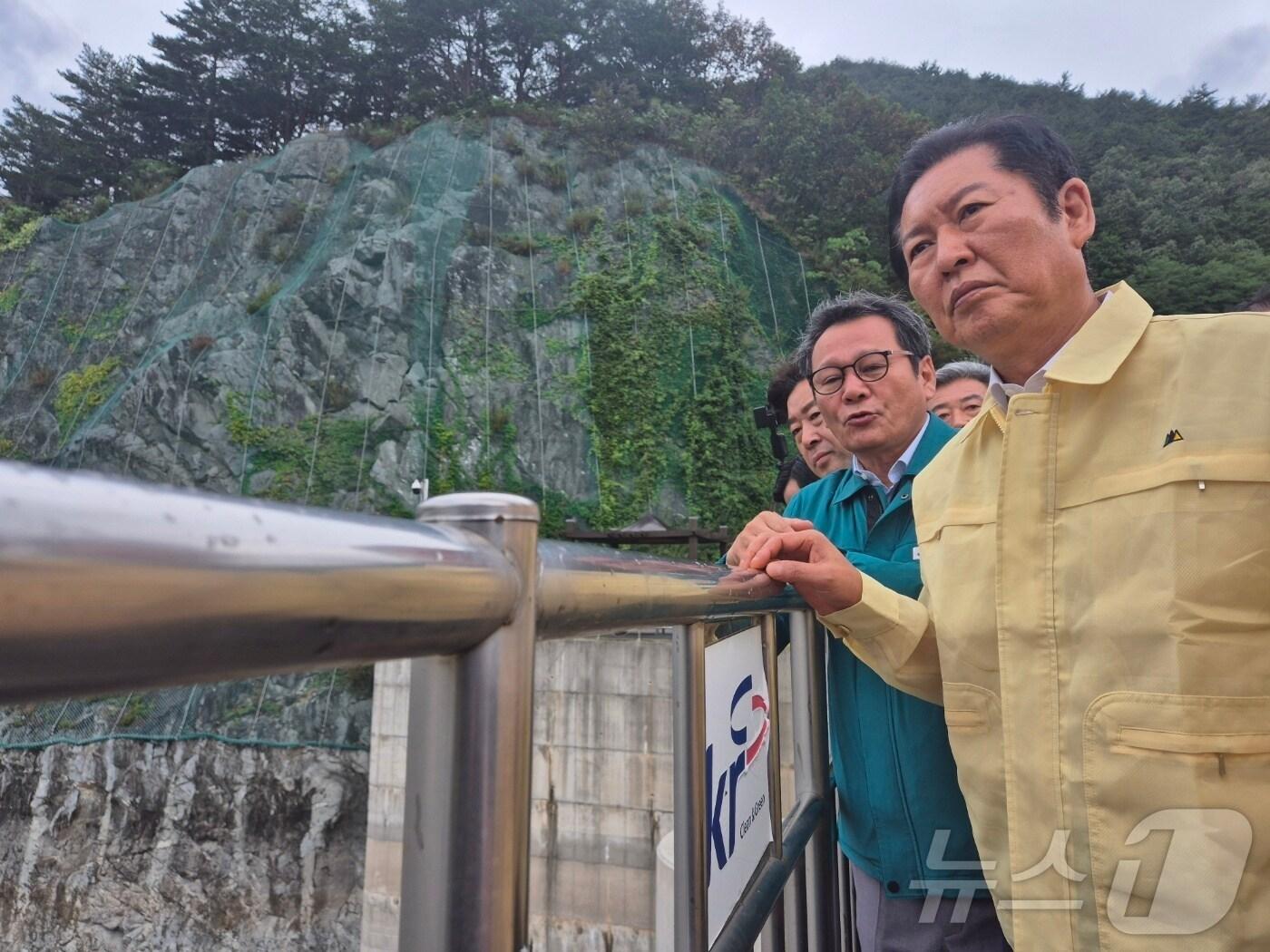 본문 이미지 - 정청래 더불어민주당 대표가 지난 26일 강원도 강릉 오봉저수지를 찾아 가뭄 현장을 점검하고 있다. 2025.8.26/뉴스1 ⓒ News1 윤왕근 기자