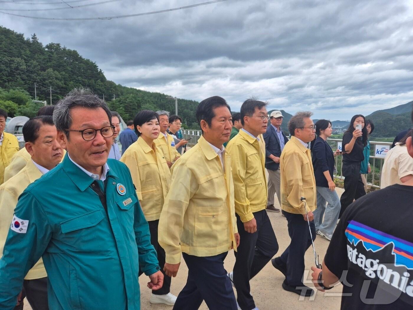 본문 이미지 - 김홍규 강원 강릉시장&#40;왼쪽&#41;이 26일 강릉을 찾은 정청래 더불어민주당 대표&#40;가운데&#41;와 오봉저수지 가뭄 현장을 찾아 점검하고 있다. 2025.8.26/뉴스1 ⓒ News1 윤왕근 기자