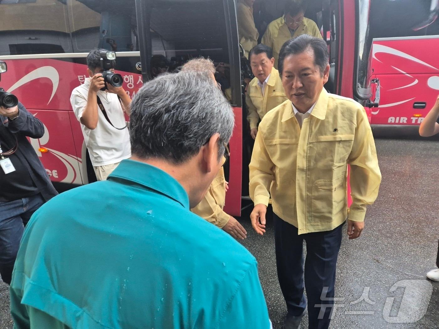 본문 이미지 - 정청래 더불어민주당 대표가 26일 강원도 강릉 오봉저수지 가뭄 현장을 찾아 점검하고 있다. 2025.8.26/뉴스1 ⓒ News1 윤왕근 기자