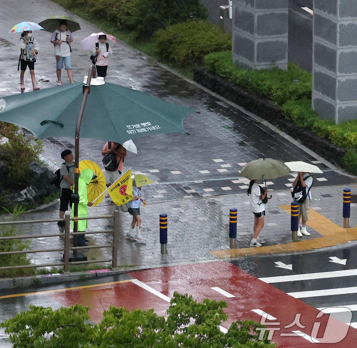 본문 이미지 - 비오는 등굣길 모습.(뉴스1DB)/뉴스1