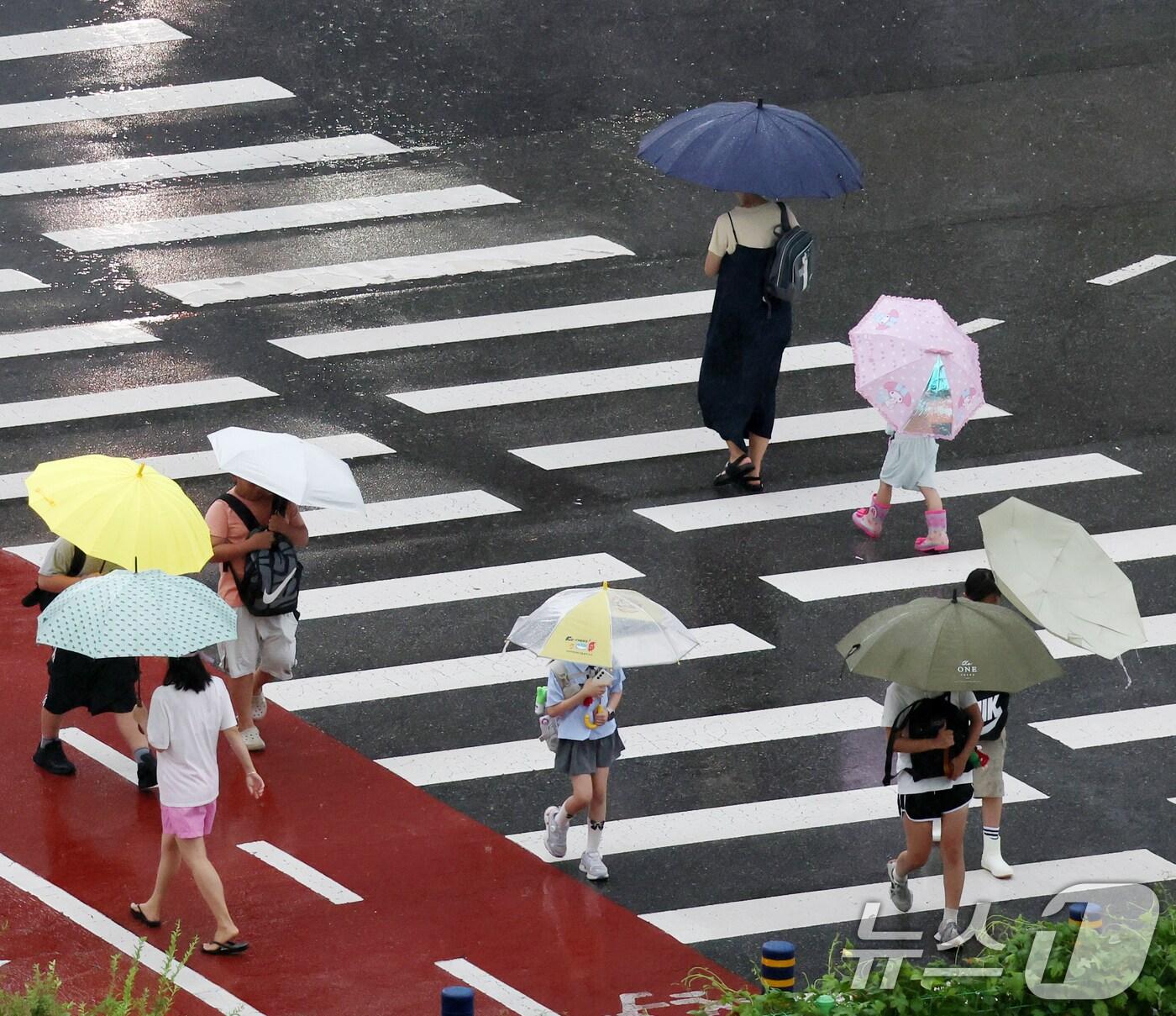 본문 이미지 - 전북 대부분 지역에 호우특보가 발효된 26일 전북 완주군 삼봉로 한 횡단보도에서 우산을 쓴 학생들이 등굣길 발걸음을 재촉하고 있다. 2025.8.26/뉴스1 ⓒ News1 유경석 기자