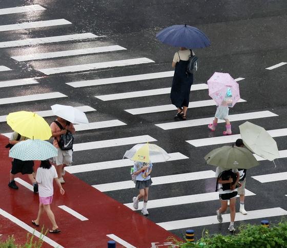 본문 이미지 - 전북 완주군 삼봉로 한 횡단보도에서 우산을 쓴 학생들이 등굣길 발걸음을 재촉하고 있다. 2025.8.26/뉴스1 ⓒ News1 유경석 기자