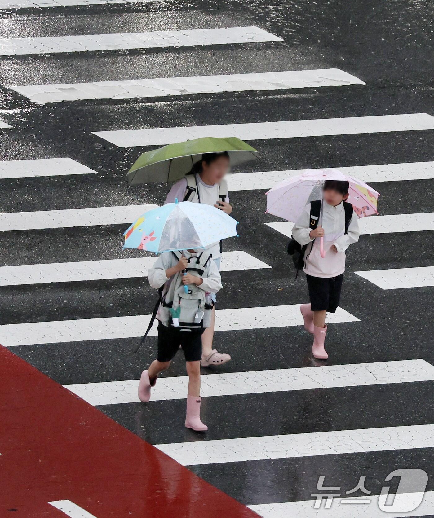 본문 이미지 - 전북 대부분 지역에 호우특보가 발효된 26일 전북 완주군 삼봉로 한 횡단보도에서 우산을 쓴 학생들이 등굣길 발걸음을 재촉하고 있다. 2025.8.26/뉴스1 ⓒ News1 유경석 기자