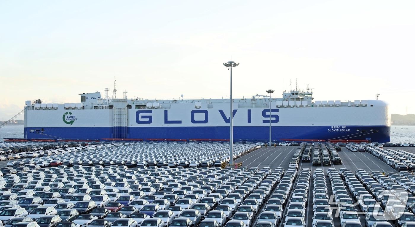 현대글로비스의 LNG 이중연료 추진 자동차운반선 '글로비스 솔라'가 현대글로비스 평택항 자동차전용 부두(HPIT)에서 차량 선적을 기다리고 있는 모습(현대글로비스 제공)