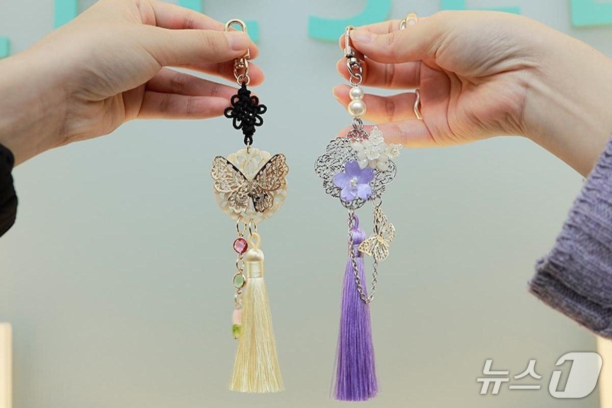 본문 이미지 - 외국인 관광객들이 원데이 클래스를 통해 만든 노리개. 케데헌 속 주인공인 헌트릭스 멤버들이 착용해 주목받고 있다 (크리에이트립 제공)