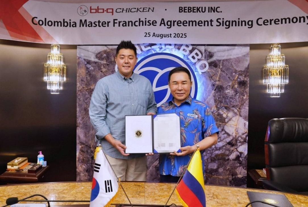 본문 이미지 - 지난 24일 제너시스BBQ 그룹은 본사에서 콜롬비아 현지 기업 베베쿠사(Bebeku Inc)와 마스터 프랜차이즈(MF, Master Franchise) 계약을 체결했다. 사진 오른쪽 윤홍근 제너시스 BBQ 그룹 회장. (BBQ 제공)
