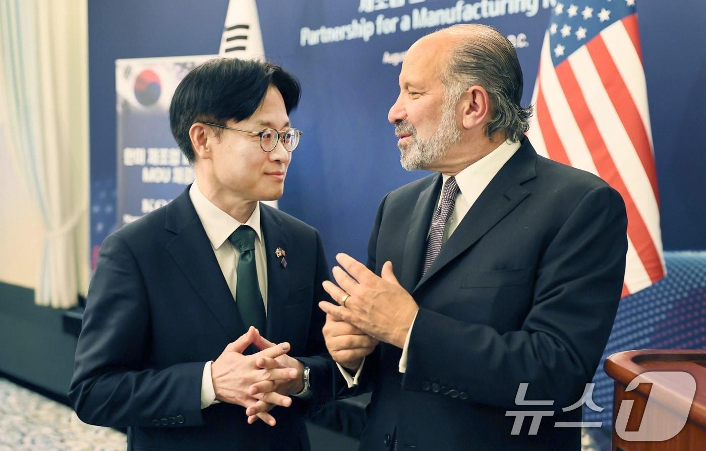 김정관 산업통상자원부 장관이 8월 26일&#40;한국시간&#41; 미국 워싱턴 D.C. 월라드 인터콘티넨탈 호텔에서 열린 &#39;한미 제조업 파트너십 MOU 체결식&#39;에 참석해 하워드 러트닉 미국 상무부 장관과 대화를 나누고 있다. &#40;산업통상자원부 제공. 재판매 및 DB 금지&#41; 2025.8.26/뉴스1