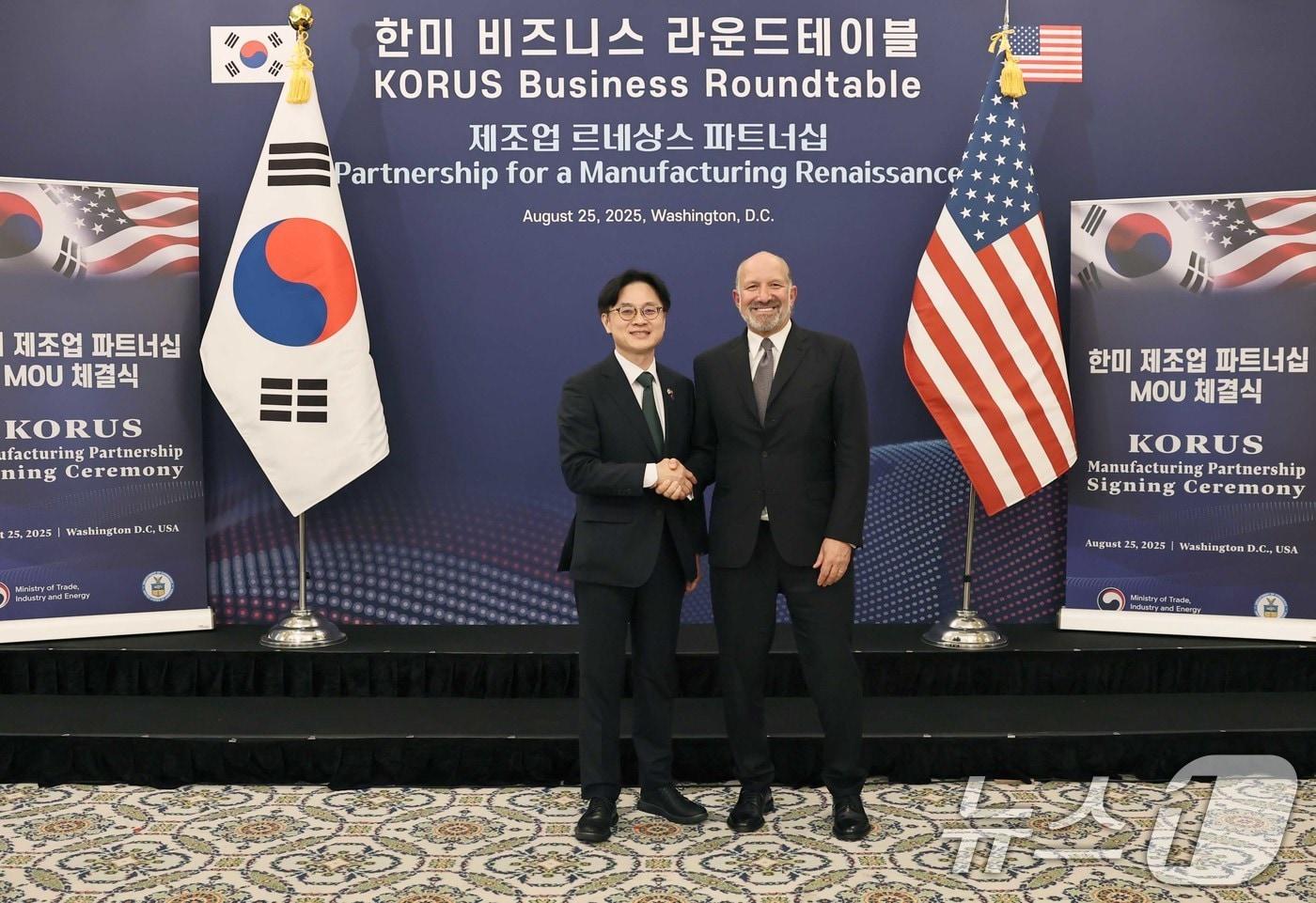 김정관 산업통상자원부 장관이 26일(한국시간) 미국 워싱턴 D.C. 월라드 인터콘티넨탈 호텔에서 열린 '한미 제조업 파트너십 MOU 체결식'에 참석해 하워드 러트닉 미국 상무부 장관과 기념 촬영을 하고 있다. (산업통상자원부 제공. 재판매 및 DB 금지) 2025.8.26/뉴스1