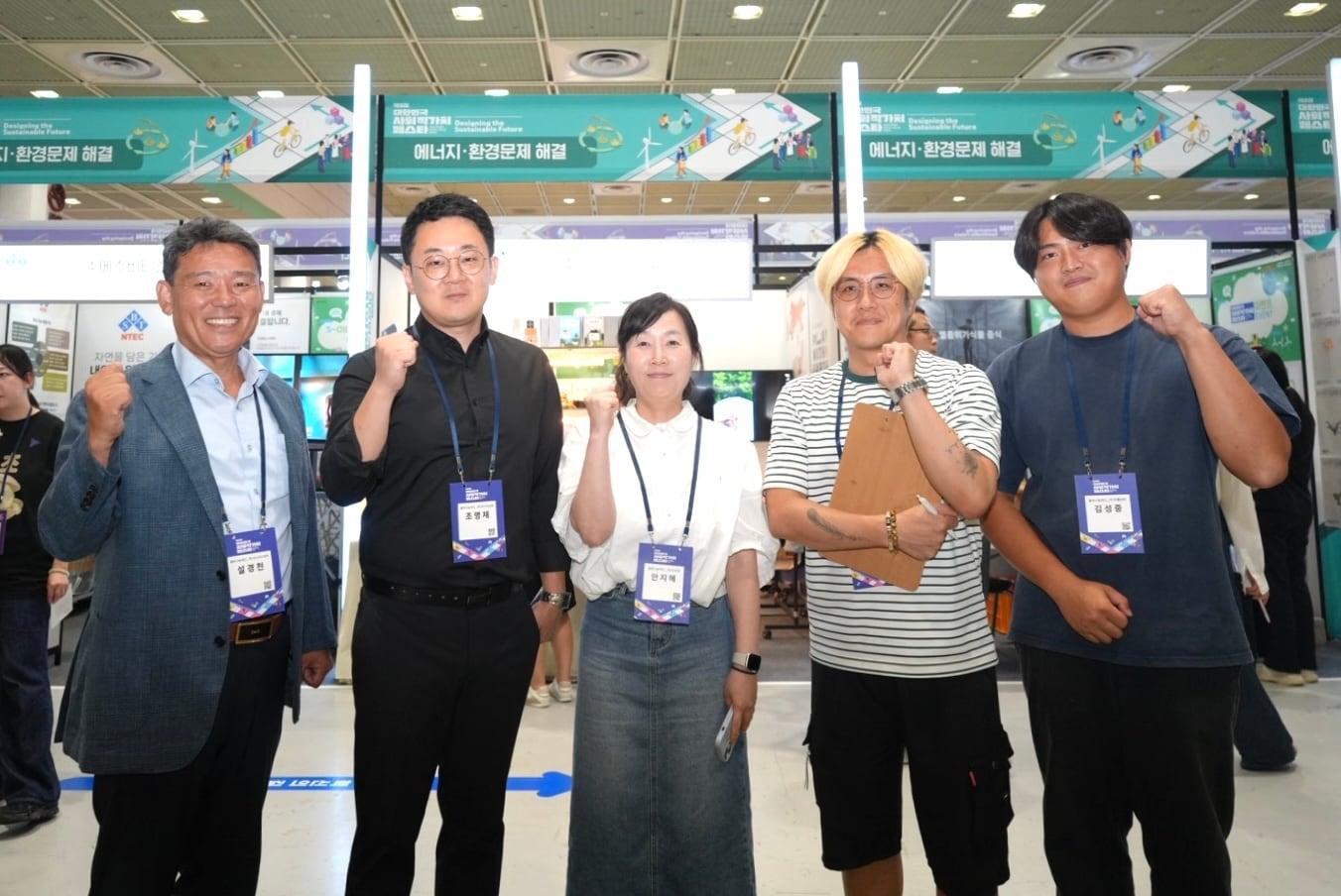 본문 이미지 - 에쓰오일이 팝업스토어 개최를 지원한 사회적 기업 5개사 대표들이 기념촬영을 하고 있다(에쓰오일 제공). ⓒ 뉴스1