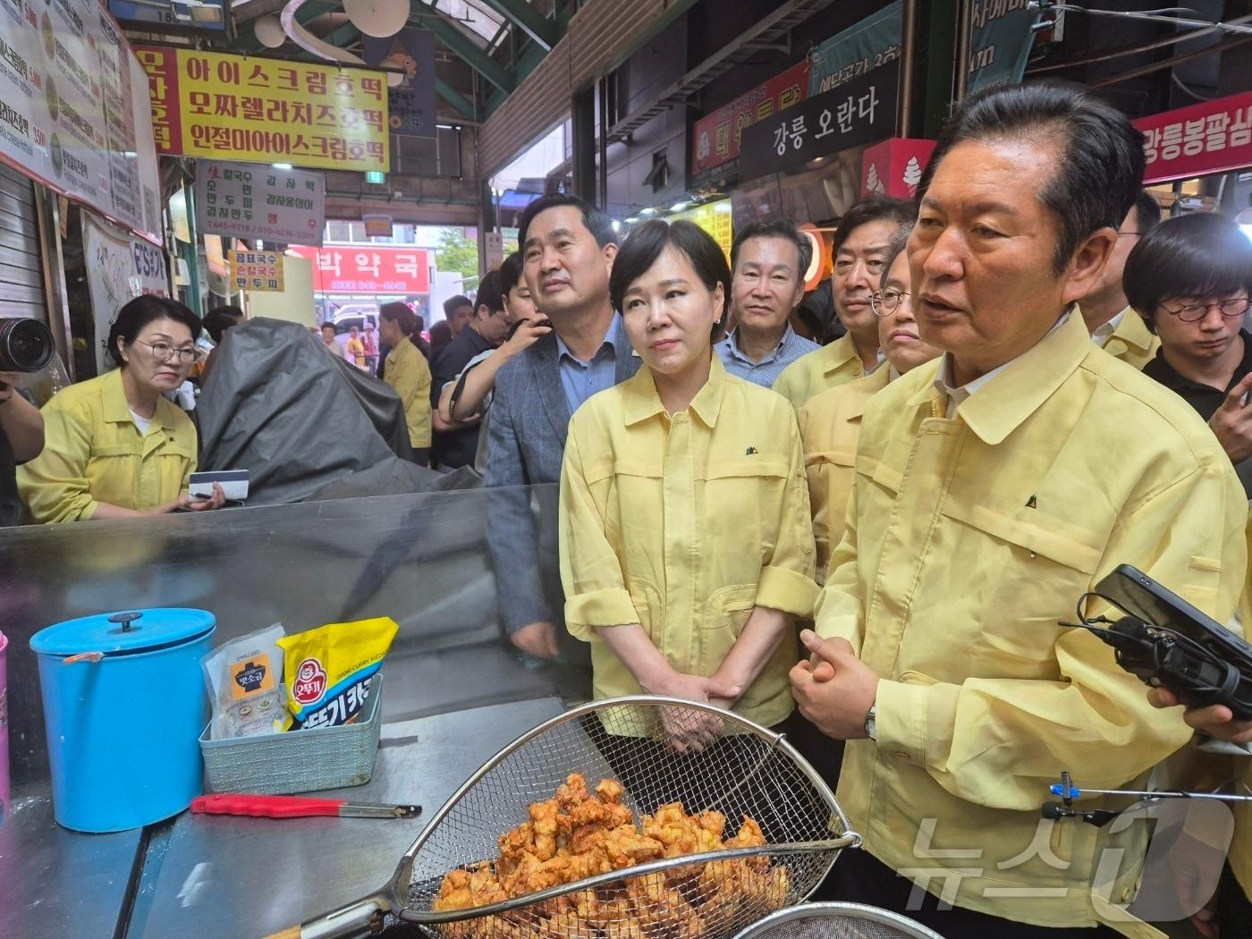 본문 이미지 - 정청래 더불어민주당 대표가 26일 강원 강릉 오봉저수지 가뭄 현장 방문에 이어 강릉중앙시장을 찾아 상인들에게 제한급수로 인한 고충을 듣고 있다. 2025.8.26/뉴스1 ⓒ News1 윤왕근 기자
