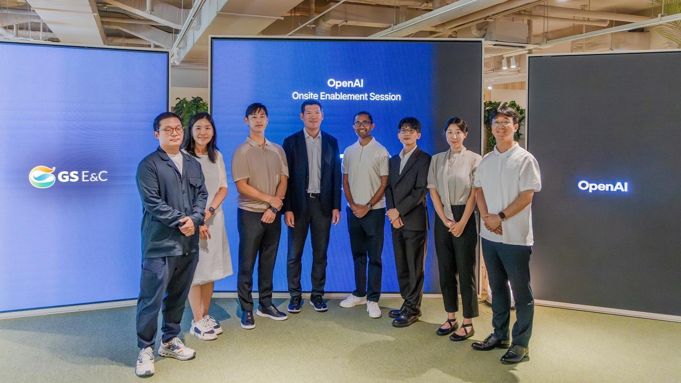 서울 종로구 GS건설 본사서 21일 GS건설 허윤홍 대표(사진 왼쪽 4번째) 및 관계자와 OpenAI 담당자들이 기념사진을 촬영하고 있다 (GS건설 제공)  ⓒ News1 