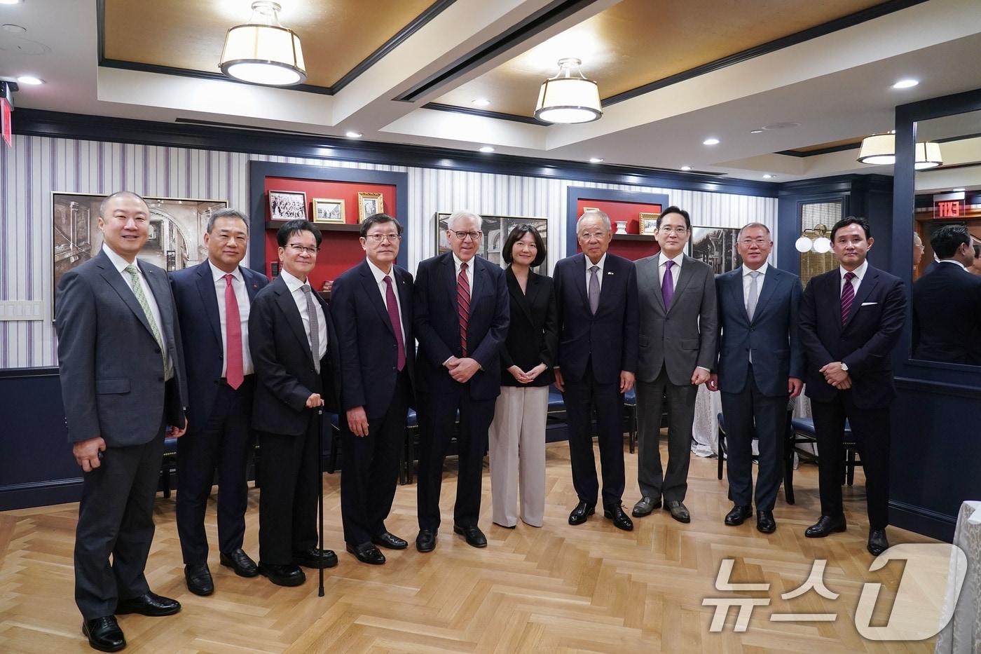 26일&#40;한국시간&#41; 미국 워싱턴 D.C. 윌러드 호텔에서 열리는 &#39;한미 비즈니스 라운드테이블: 제조업 르네상스 파트너십&#39;에 앞서 구자은 LS 회장&#40;왼쪽부터&#41;, 김상현 롯데 부회장, 이재현 CJ 회장, 허태수 GS 회장, 루벤스타인 칼라일그룹 회장, 최수연 네이버 대표, 류진 한경협 회장, 이재용 삼성전자 회장, 정의선 현대차 회장, 최윤범 고려아연 회장이 기념 촬영을 하고 있다. &#40;한국경제인협회 제공. 재판매 및 DB 금지&#41; 2025.8.26/뉴스1