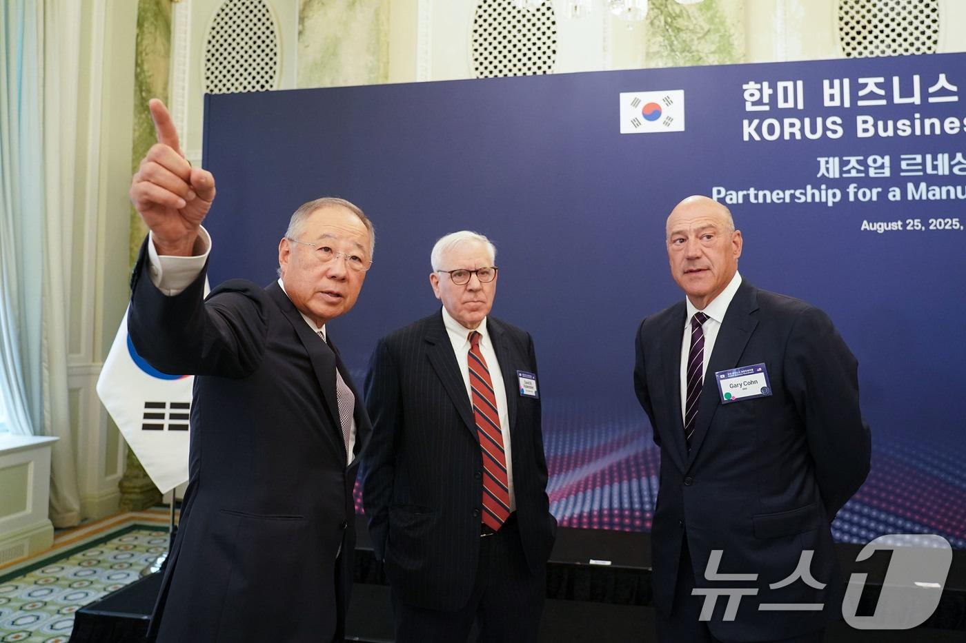 본문 이미지 - 류진 한국경제인협회 회장이 26일(한국시간) 미국 워싱턴 D.C. 윌러드 호텔에서 열리는 '한미 비즈니스 라운드테이블: 제조업 르네상스 파트너십' 리셉션에서 미국측 경제인들과 환담을 나누고 있다. (한국경제인협회 제공. 재판매 및 DB 금지) 2025.8.26 ⓒ 뉴스1