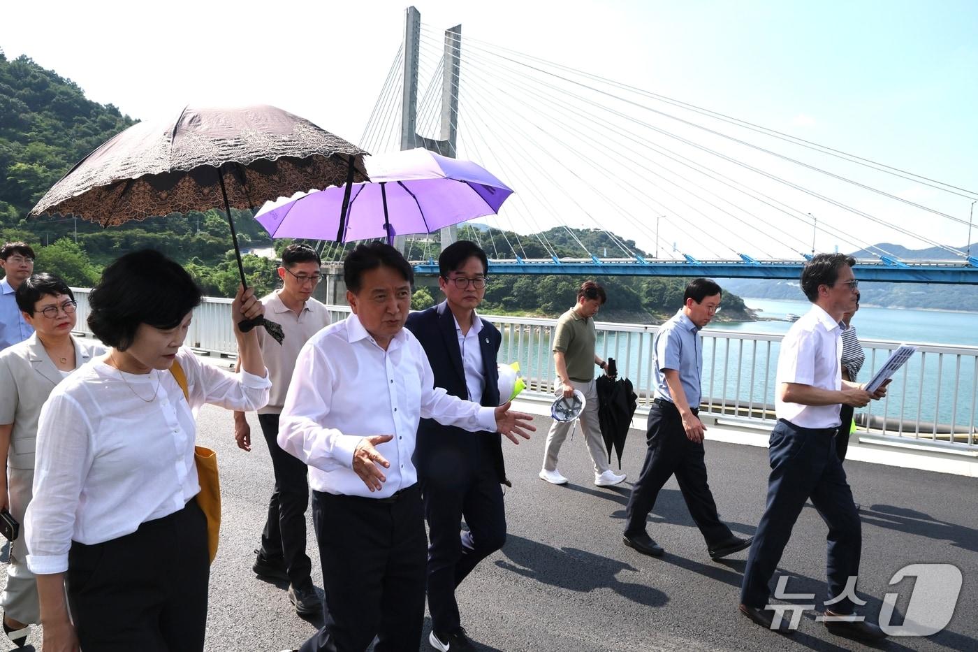 보수공사 마친 옛 청풍교 점검하는 김영환 충북지사&#40;충북도 제공. 재판매 및 DB금지&#41;