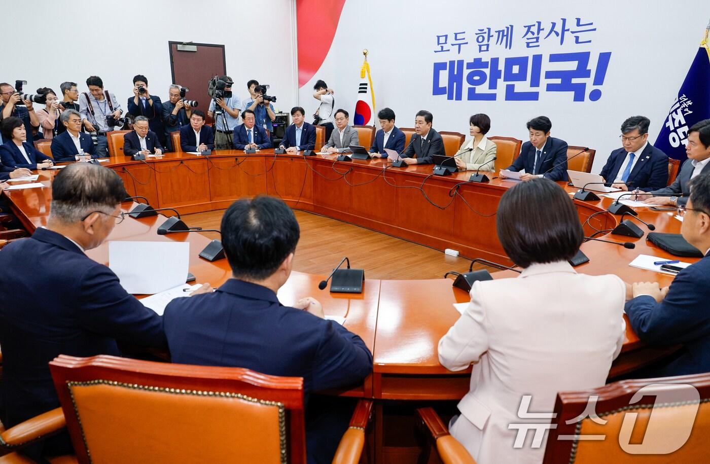 김병기 더불어민주당 원내대표가 26일 오전 서울 여의도 국회에서 열린 원내대책회의에 참석해 모두 발언을 하고 있다. 2025.8.26/뉴스1 ⓒ News1 안은나 기자