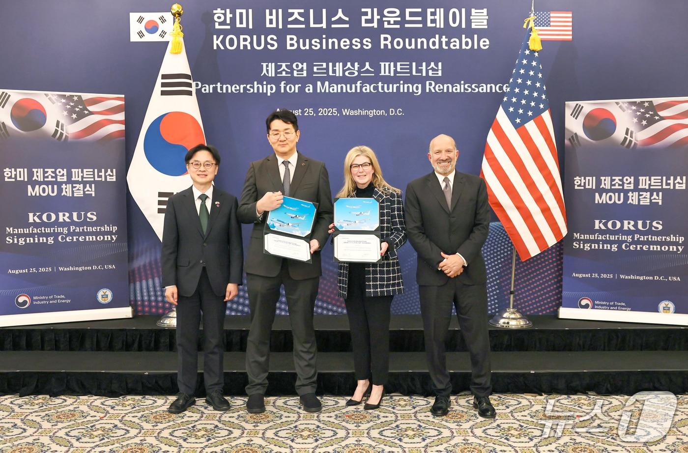 김정관 산업통상자원부장관&#40;왼쪽부터&#41;, 조원태 한진그룹 회장, 스테파니 포프&#40;Stephanie Pope&#41; 보잉 상용기 부문 사장 겸 최고 경영자, 하워드 러트닉&#40;Howard Lutnick&#41; 미국 상무부 장관이 기념 촬영을 하는 모습.
