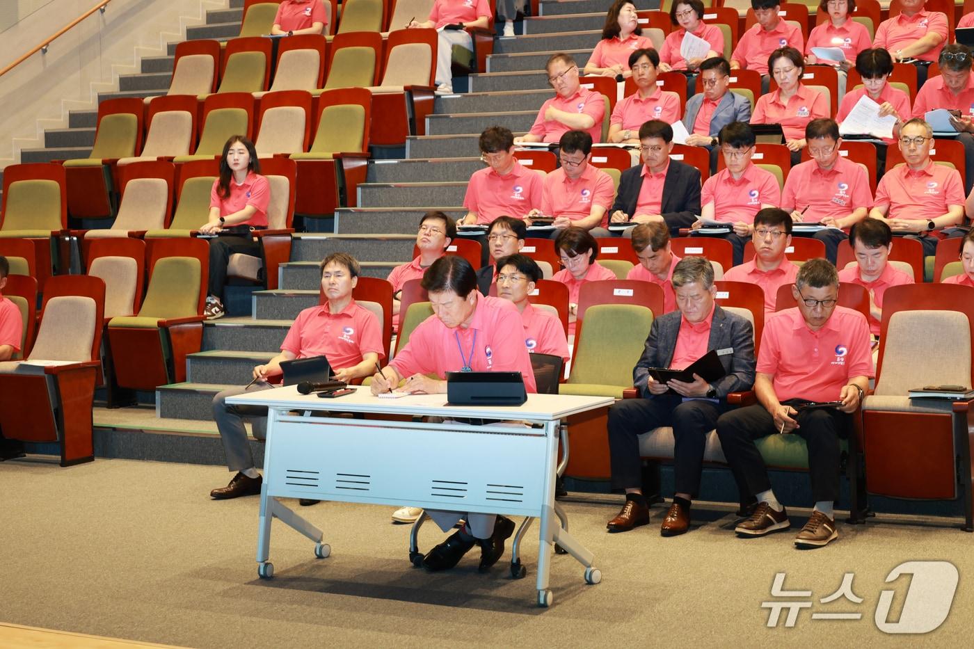 25일 금산선유원에서 간부회의를 하는 박범인 금산군수. (금산군 제공.재판매 및 DB금지)/뉴스1