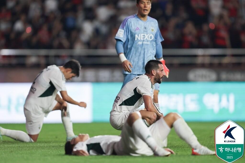본문 이미지 - 시즌 승승장구하던 전북이 시즌 첫 고비를 마주했다. (한국프로축구연맹 제공)