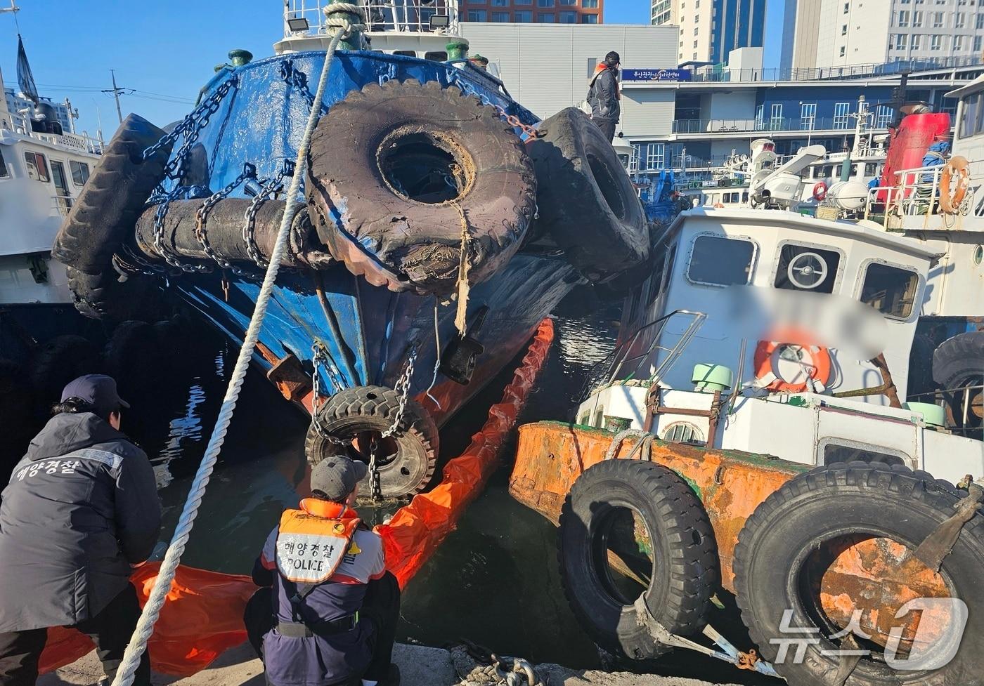 부산 영도구 봉래동 물양장에서 침몰하고 있는 선박(오른쪽)의 선수. (부산해경 제공)(사진은 기사 내용과 관련 없음)