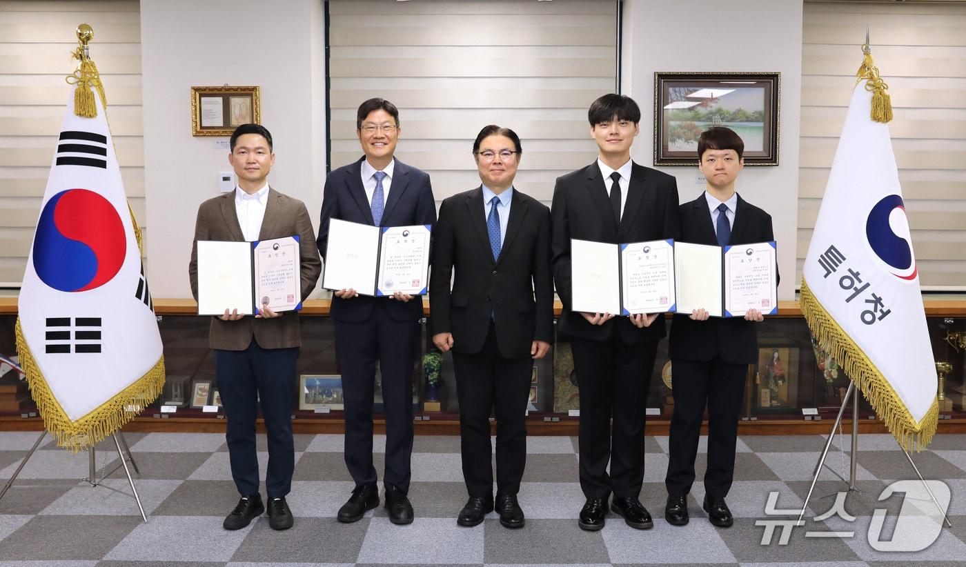 목성호 특허청 차장(왼쪽 3번째)이 수상자들과 기념 촬영을 하고 있다. 왼쪽부터 부정경쟁조사팀 박종필 서기관, 특허제도과 신준호 과장, 이승준 주무관, 이용정 주무관(특허청 제공.재판매 및 DB금지)/뉴스1 