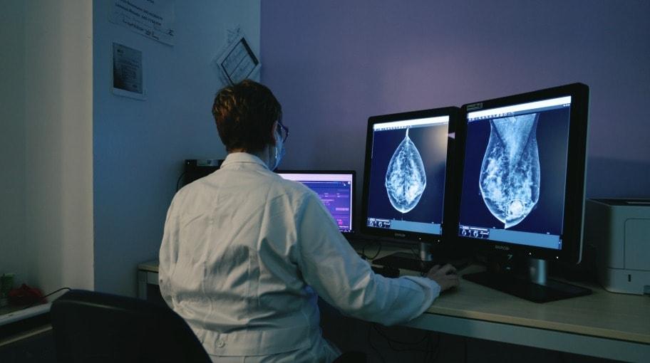 본문 이미지 - 이탈리아 트레비소주 유방암 검진 프로그램 책임자인 클라우디아 바이스 박사가 루닛 AI 유방암 진단 솔루션 &#39;루닛 인사이트 MMG&#39;를 활용해 유방촬영 영상을 분석하고 있다.&#40;루닛 제공&#41;