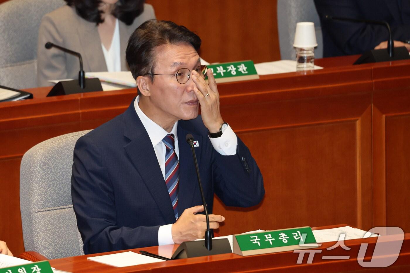 김민석 국무총리가 26일 오전 서울 여의도 국회에서 열린 제428회 국회(임시회) 예산결산특별위원회 2차 전체회의에서 안경을 고쳐쓰고 있다. 2025.8.26/뉴스1 ⓒ News1 이승배 기자