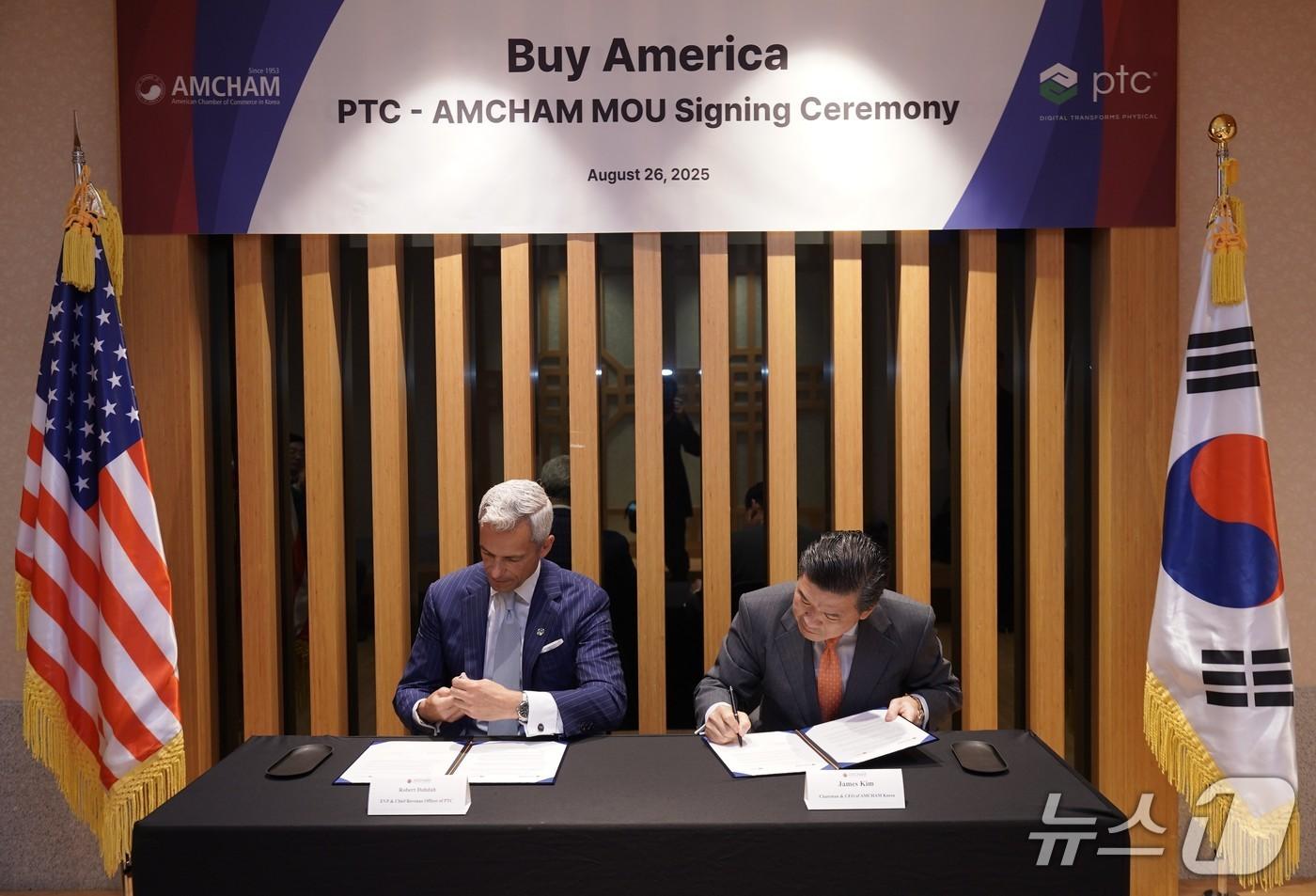주한미국상공회의소(AMCHAM·암참)가 미 소프트웨어 기업 PTC와 MOU를 체결하는 모습(암참 제공)
