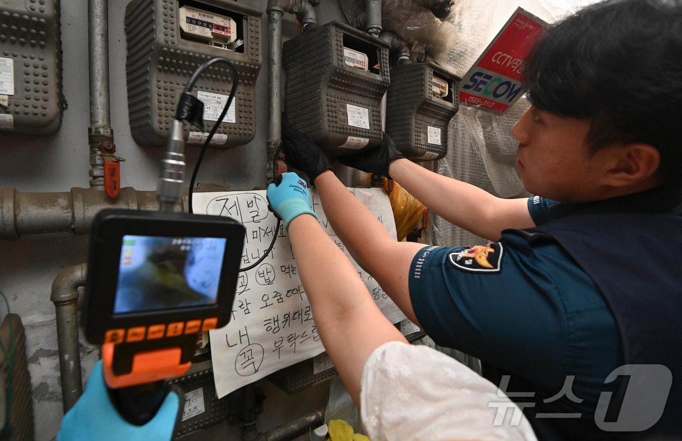 경찰관이 지난 8월 26일 서울 동대문구 대학가에서 &#39;마약 던지기&#39; 집중 단속을 하고 있다. &#40;공동취재&#41; 2025.8.26/뉴스1 ⓒ News1 김성진 기자