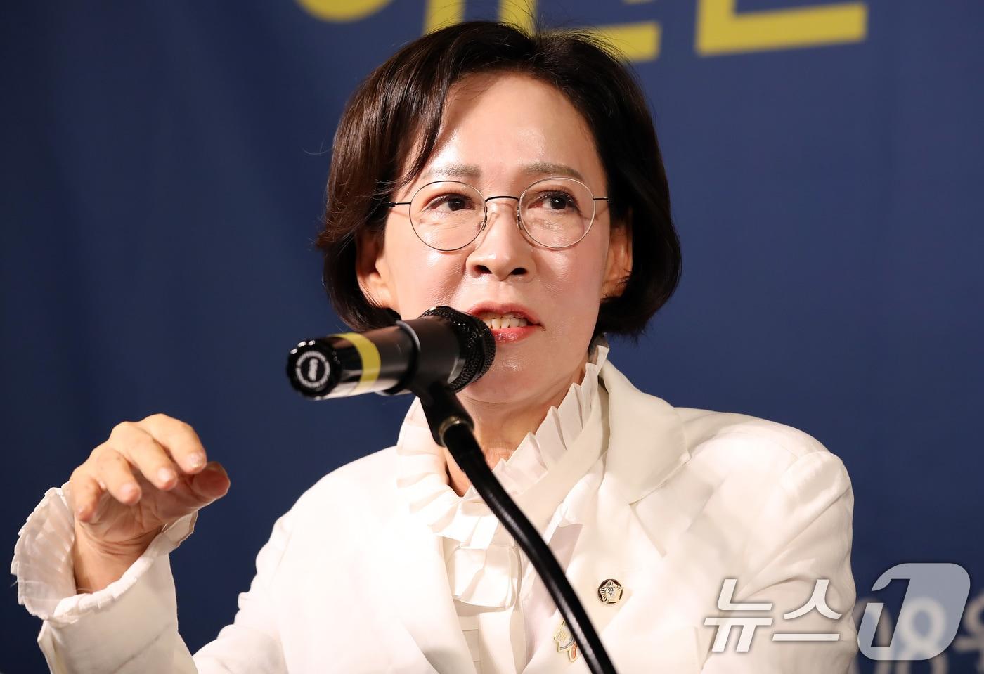 이인선 국민의힘 대구시당위원장이 26일 오전 대구 남구 이천동 대구아트파크에서 열린 아시아포럼21 초청토론회에 참석해 취재진 질문에 답하고 있다. 2025.8.26/뉴스1 ⓒ News1 공정식 기자