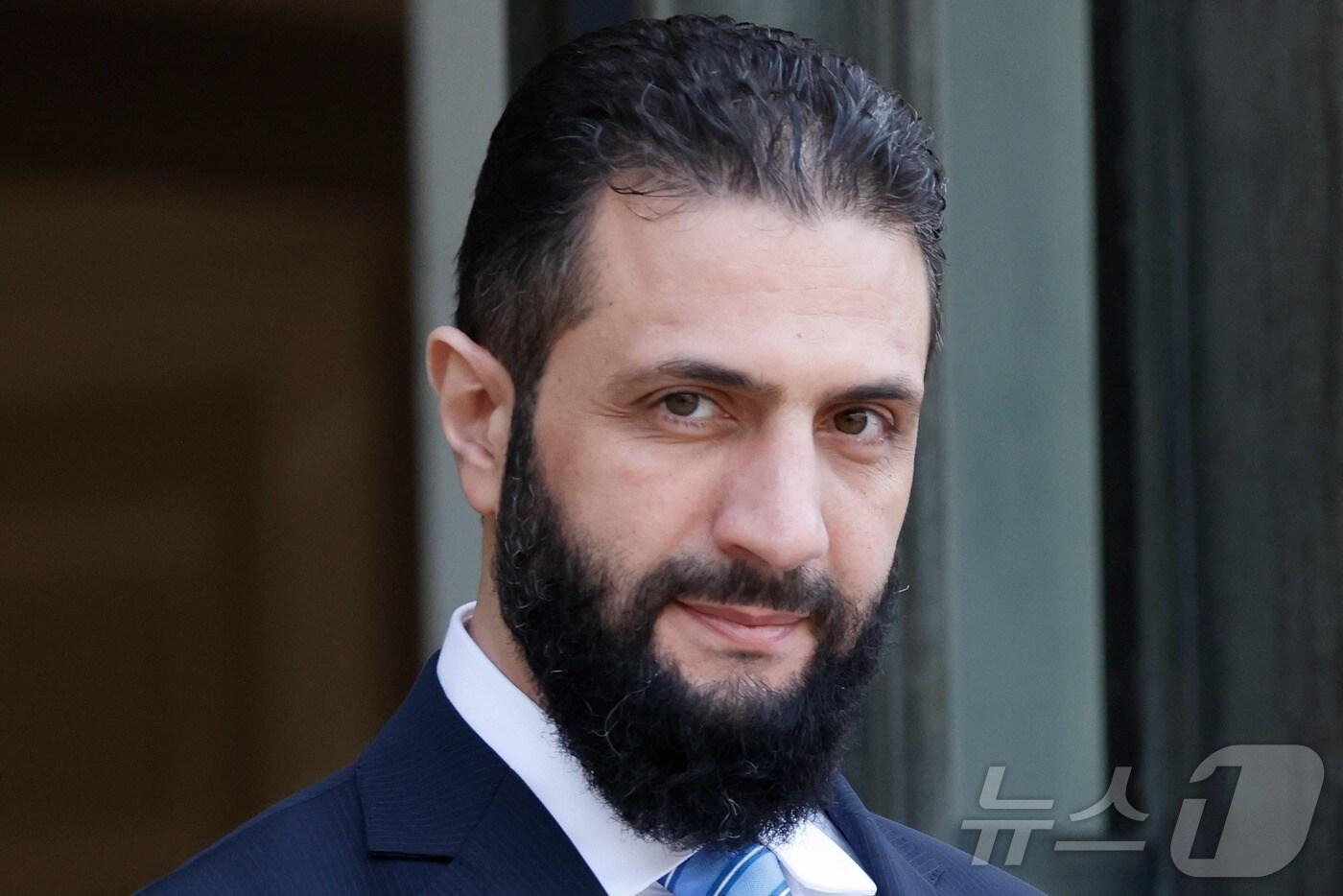 아메드 알샤라 시리아 임시대통령이 지난 5월 에마뉘엘 마크롱 프랑스 대통령과의 회담을 위해 파리 엘리제궁에 도착했다. ⓒ AFP=뉴스1