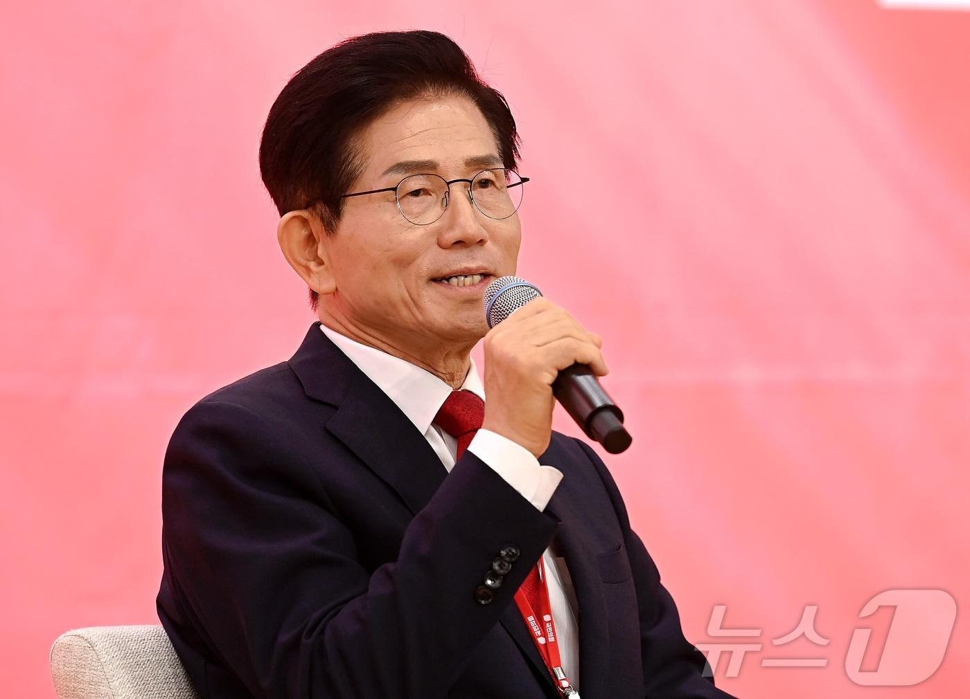 본문 이미지 - 김문수 국민의힘 전 당 대표 후보가 서울 여의도 국회 도서관에서 열린 제6차 전당대회 결선에서 사회자의 질문에 답변하고 있다. 2025.8.26/뉴스1 ⓒ News1 국회사진기자단