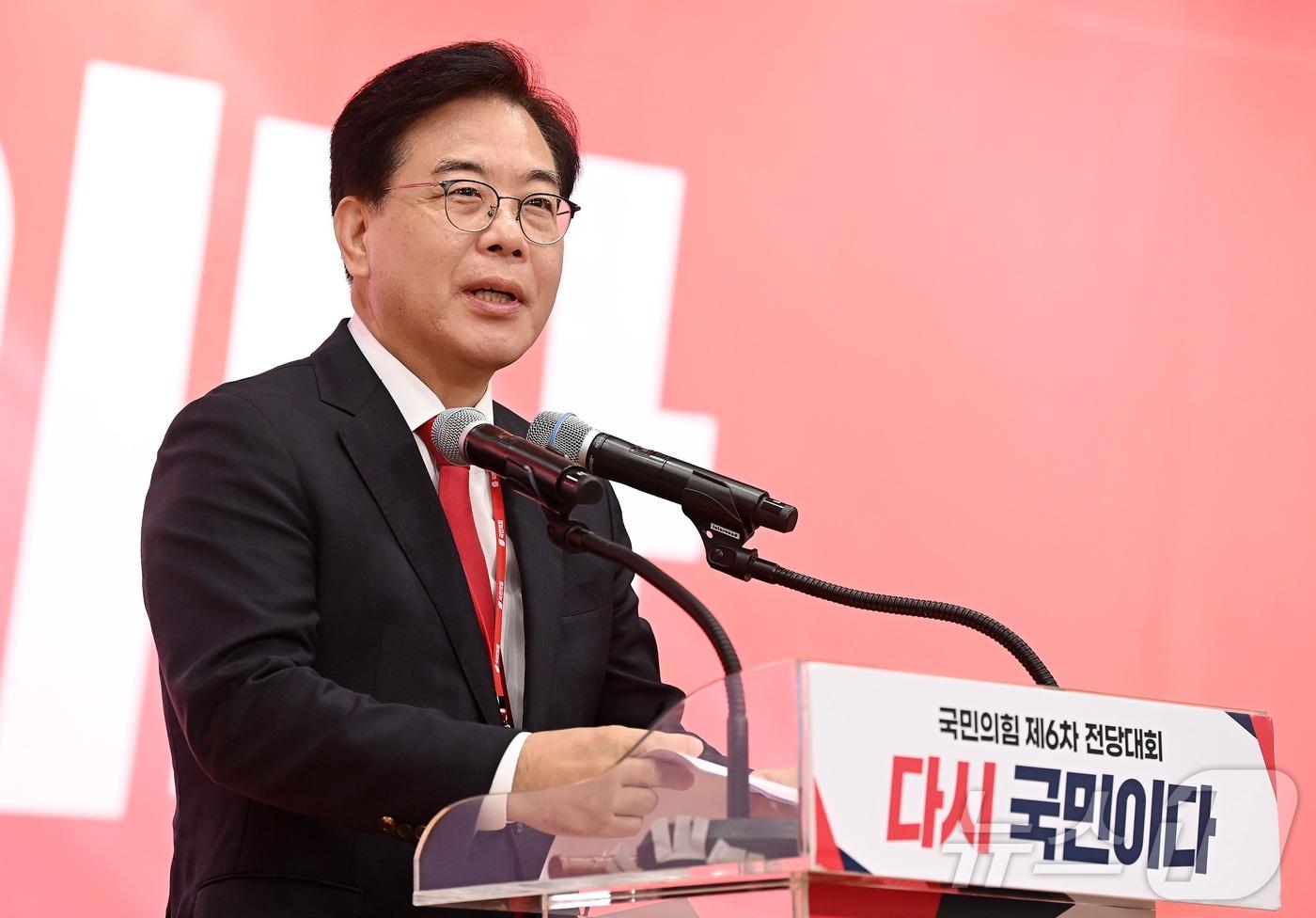 송언석 국민의힘 비상대책위원장 겸 원내대표가 26일 오전 서울 여의도 국회 도서관에서 열린 제6차 전당대회 결선에서 인사말을 하고 있다. 2025.8.26/뉴스1 ⓒ News1 국회사진기자단