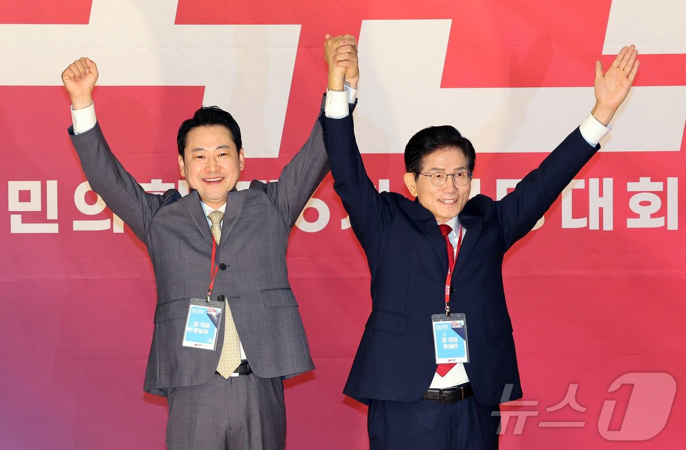 국민의힘 당 대표 결선에 오른 장동혁&#40;왼쪽&#41;·김문수 후보가 26일 서울 여의도 국회도서관에서 열린 국민의힘 제6차 전당대회 결선에서 손을 맞잡고 인사하고 있다. 이번 결선에서 장동혁 후보가 신임 당대표로 선출됐다. 2025.8.26/뉴스1 ⓒ News1 국회사진기자단