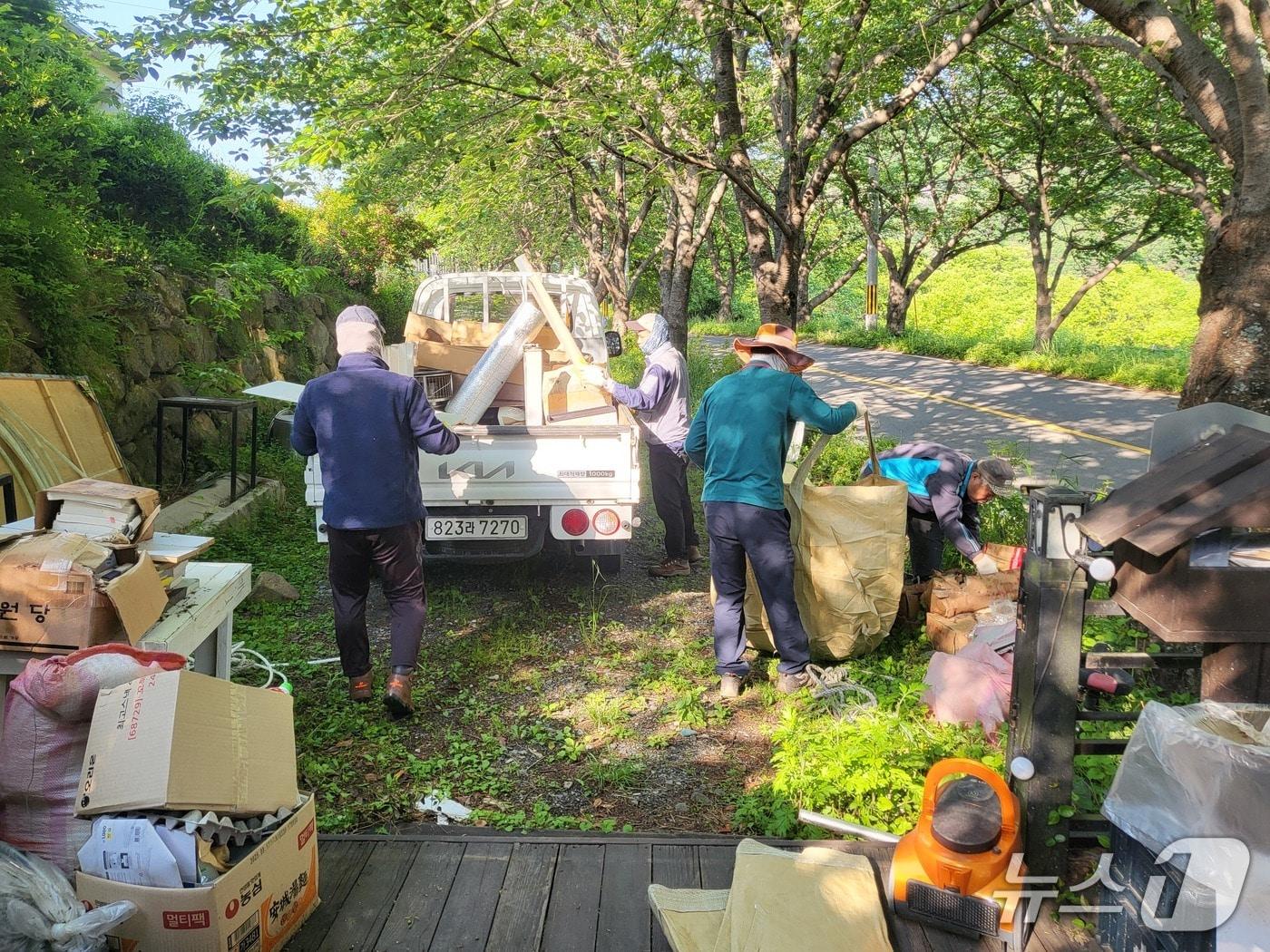 본문 이미지 - 통합돌봄 프로그램 중 하나인 찾아가는 클린버스 서비스.&#40;하동군 제공. 재판매 및 DB금지&#41;