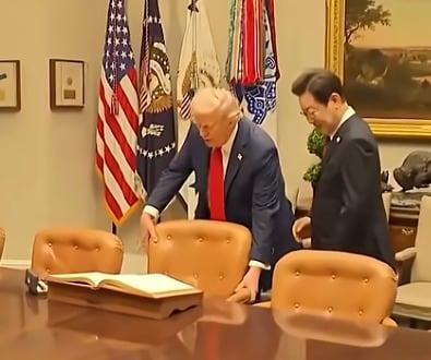 본문 이미지 -  이재명 대통령에게 의자를 빼주는 트럼프 대통령. (유튜브 캡처 )